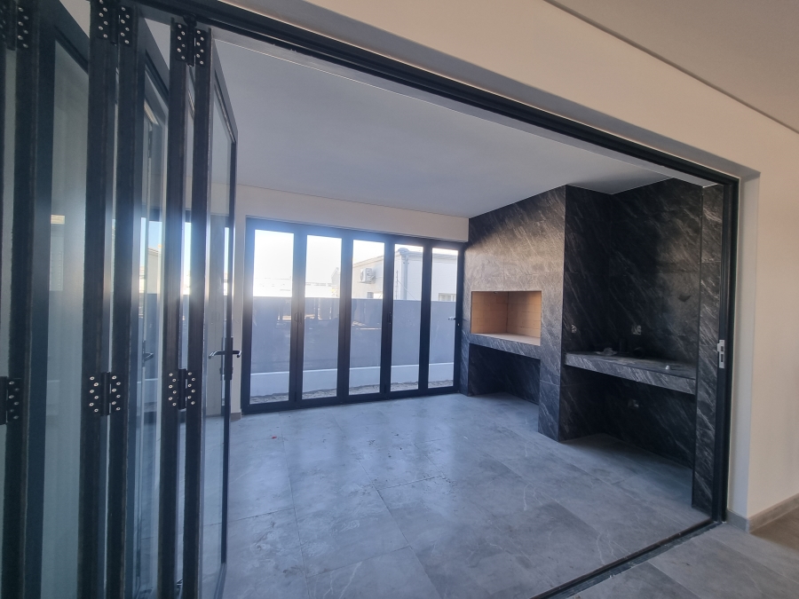 5 Bedroom Property for Sale in Sandown Western Cape